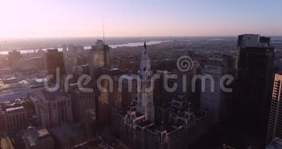 费城宾夕法尼亚城市景观和美丽的日落光在背景市政厅大楼和威廉潘铜像视频的预览图