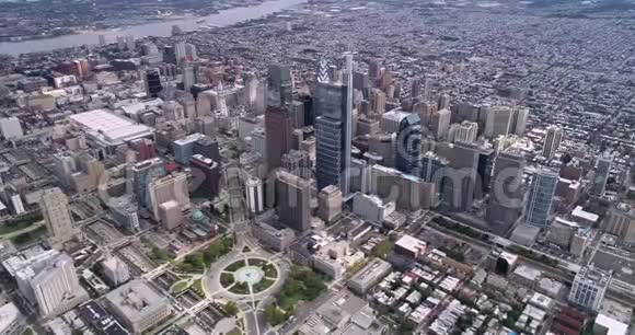 费城城市景观商业摩天大楼和特拉华河市政厅洛根圈公园背景视频的预览图