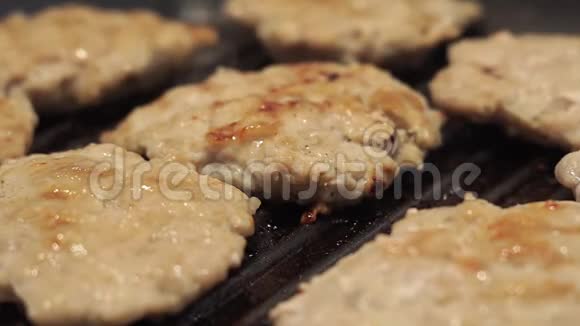 炸在烤架上油沸腾了滴下了一滴脂肪烹饪自制切块视频的预览图