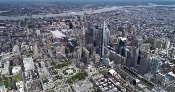 费城城市景观摩天大楼和本富兰克林大桥特拉华河市政厅洛根圈背景视频的预览图