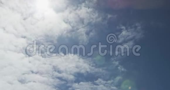 低角度蓝天与阳光和云彩视频的预览图