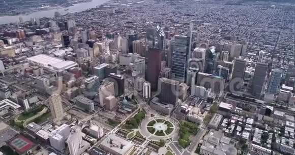 费城城市景观摩天大楼和特拉华河市政厅洛根圈公园视频的预览图