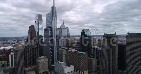 多云的费城城市景观与商业摩天大楼的背景云天视频的预览图