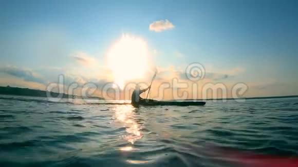 一个人正坐着皮艇横渡水面视频的预览图