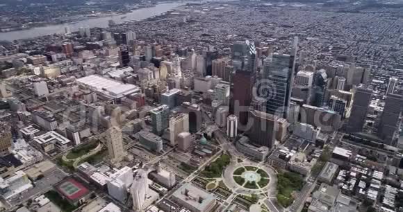 费城城市景观美丽的商业摩天大楼特拉华河和交通背景视频的预览图