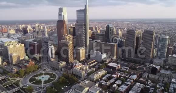 带摩天大楼和洛根广场圈和背景喷泉的费城城市景观视频的预览图