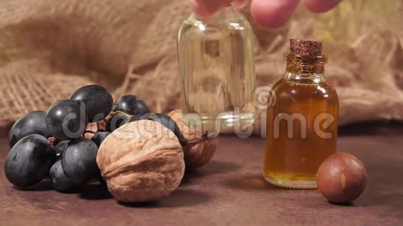 由核桃葡萄籽和澳洲坚果制成的化妆品油视频的预览图