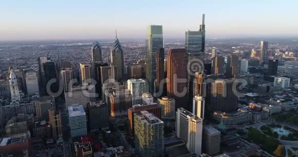 费城宾夕法尼亚城市景观和美丽的日落光在背景摩天大楼四的商业区视频的预览图