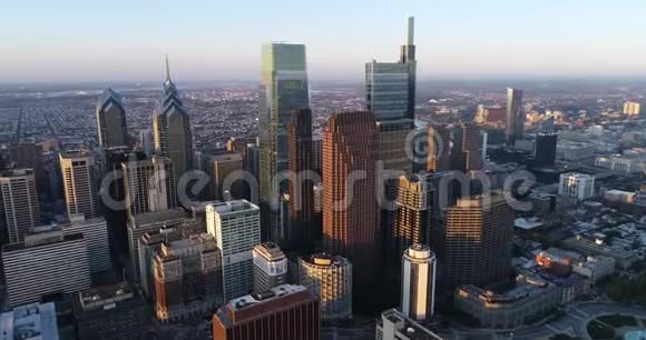 费城宾夕法尼亚城市景观和美丽的日落光在背景拥有摩天大楼的商业区视频的预览图