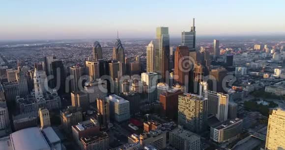 费城城市景观和美丽的日落光在背景商业区视频的预览图