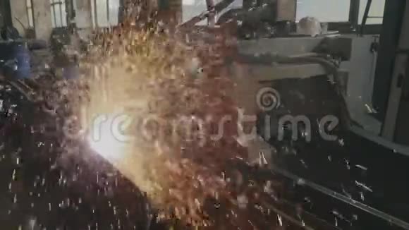 明亮的火花来自金属慢速运动金属切割金属切割产生的火花视频的预览图