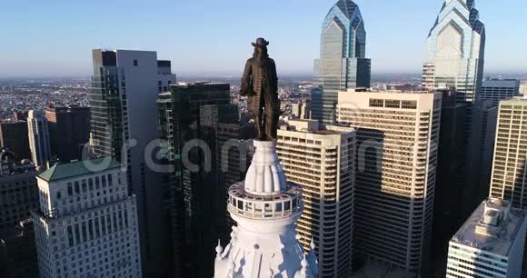 费城市政厅大楼和威廉彭的铜像特写肖像视频的预览图