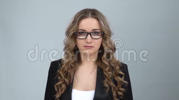 穿商务服的女人又烦又累摘下眼镜慢动作视频的预览图