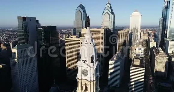 费城市政厅大楼和威廉彭的铜像背景下的城市景观和美丽的日落之光视频的预览图