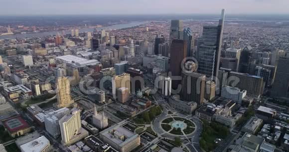 费城城市景观与摩天大楼洛根广场市政厅塔特拉华河前景视频的预览图