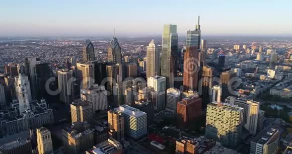 费城宾夕法尼亚城市景观和美丽的日落光在背景商业区市政厅视频的预览图