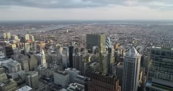 带摩天大楼和市政厅的费城城市景观视频的预览图