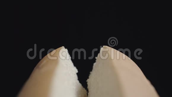 腌制的白色热狗面包用于烹饪的长面包快关门视频的预览图