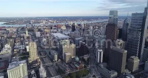 费城商业区和市中心的鸟瞰图市政厅和维恩街高速公路特拉华河背景视频的预览图