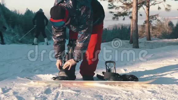 滑雪板在山上一个有假腿的人穿着大靴子登上滑雪板视频的预览图