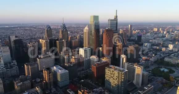 费城宾夕法尼亚城市景观和美丽的日落光在背景商业区视频的预览图