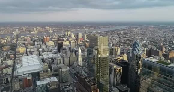 具有摩天大楼和市政厅背景的费城城市景观视频的预览图