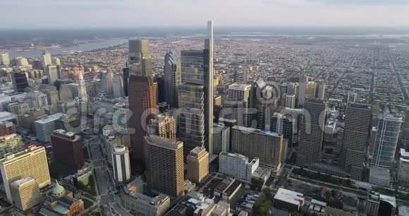 美丽的费城城市景观与摩天大楼的背景商业领域和大教堂的前景视频的预览图