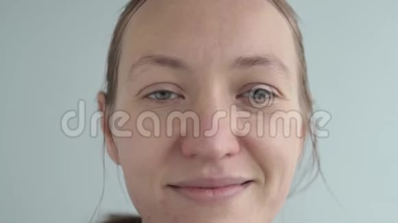 一个女人用黑色的睫毛膏画眼睛视频的预览图