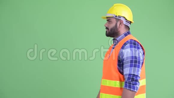 幸福年轻超重留胡子的印度男性建筑工人的侧写视频的预览图