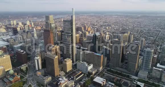 费城城市景观与摩天大楼的背景美丽的商业障碍和大教堂的前景视频的预览图