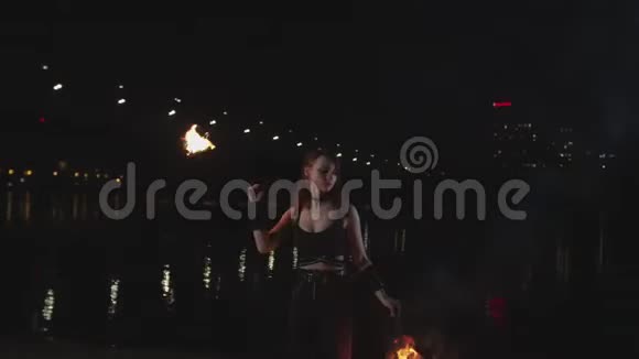 女性用火把迷惑观众视频的预览图