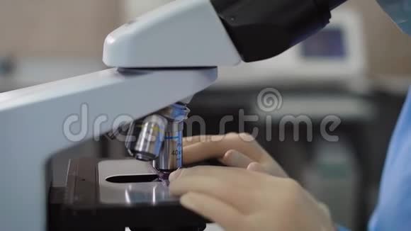 实验室工作人员使用显微镜的作物拍摄用显微镜观察女性专科医师的无面针视频的预览图