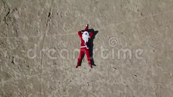 圣诞老人躺在沙滩上上景照相机向上移动视频的预览图