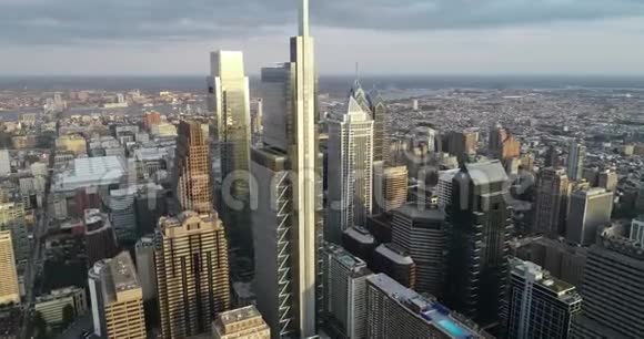 背景为摩天大楼和特拉华河的费城城市景观视频的预览图