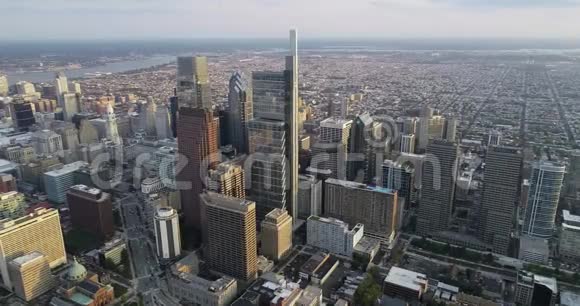费城城市景观与摩天大楼的背景美丽的商业差异和大教堂在前景I视频的预览图