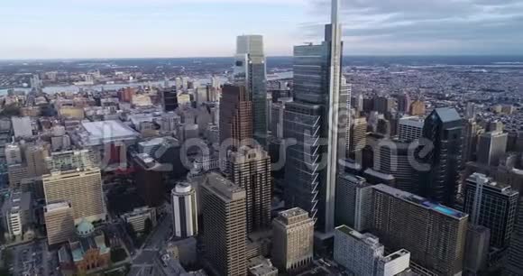 费城商业区和市中心的鸟瞰图宾夕法尼亚州背景下的特拉华河和市政厅视频的预览图
