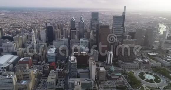 美丽的费城城市景观摩天大楼和洛根广场在前景阳光明媚阳光明媚视频的预览图
