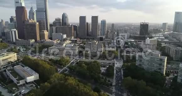 费城城市景观与摩天大楼富兰克林研究所洛根广场背景视频的预览图