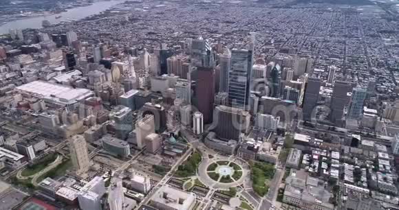 美丽的费城城市景观商业摩天大楼特拉华河市政厅洛根圈公园背景视频的预览图