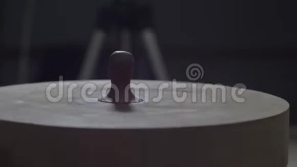 工匠用易兴粘土制作陶壶盖中国茶道用粘土茶壶4k录像5994fps视频的预览图
