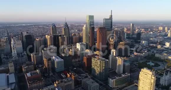 费城宾夕法尼亚城市景观和美丽的日落光在背景商业区市政厅洛根广场视频的预览图