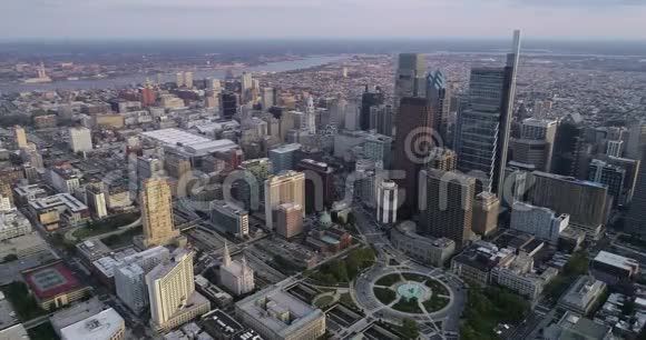 费城城市景观与摩天大楼洛根广场市政厅塔特拉华河前景二视频的预览图