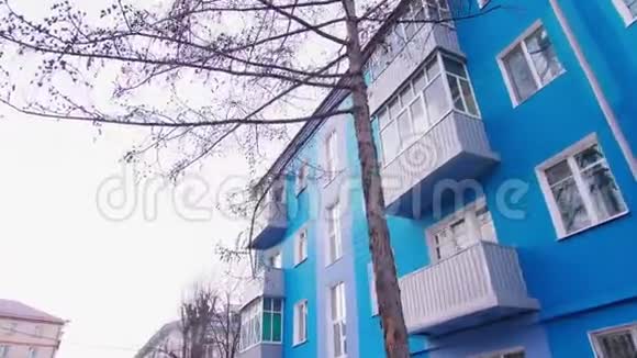 冬季街道美丽的重建住宅视频的预览图