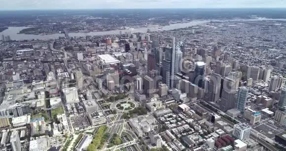 费城城市景观与商业区和河流的背景4k视频的预览图