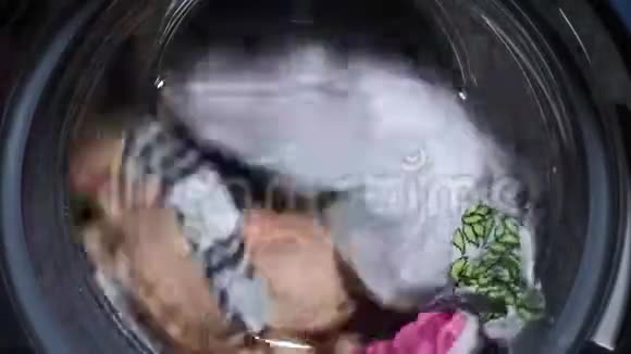 洗衣机衣服关上洗衣机的门洗涤准备视频的预览图