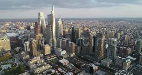 费城城市景观与摩天大楼和洛根广场圈喷泉特拉华河背景阳光明媚的一天视频的预览图