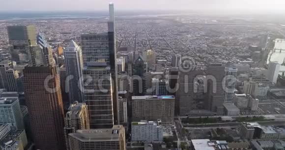 费城城市景观与摩天大楼的背景美丽的商业障碍和市政厅视频的预览图