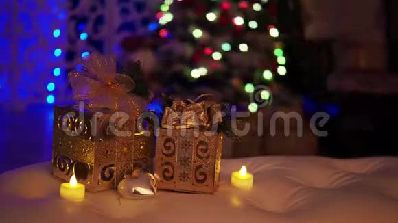 在新年室内两个金雕一个蝴蝶结和蜡烛背景是新年的花环视频的预览图