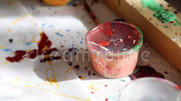 多彩干漆罐后的绘画艺术家视频的预览图