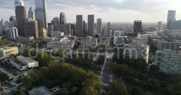 费城城市景观与摩天大楼富兰克林研究所洛根广场背景视频的预览图